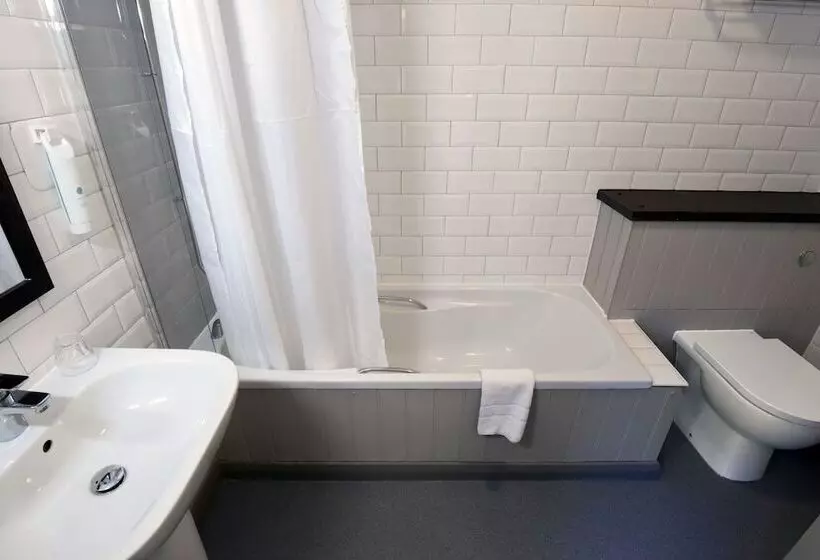 هتل Oaklands By Greene King Inns