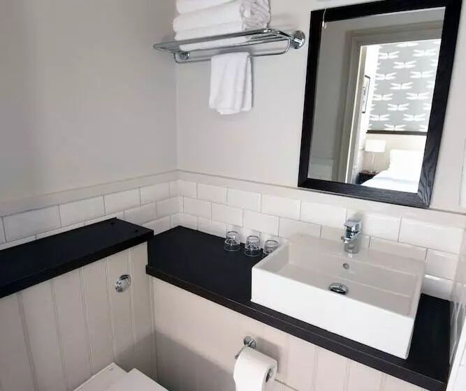 هتل Oaklands By Greene King Inns