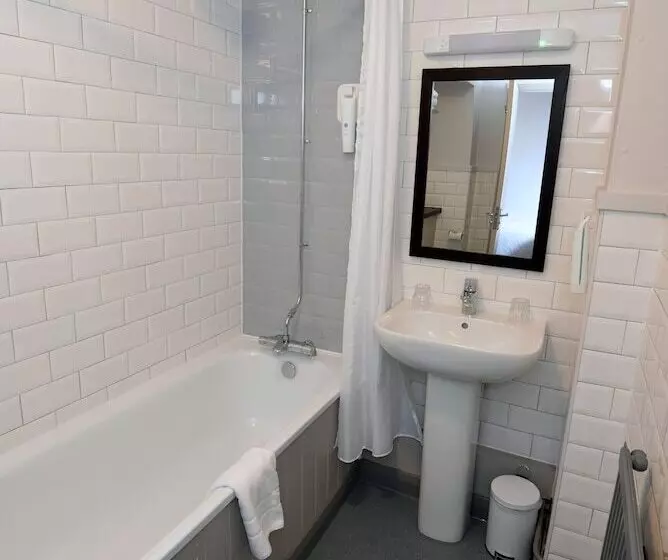 هتل Oaklands By Greene King Inns