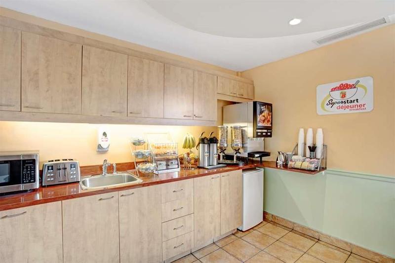 호텔 Super 8 Montreal QC