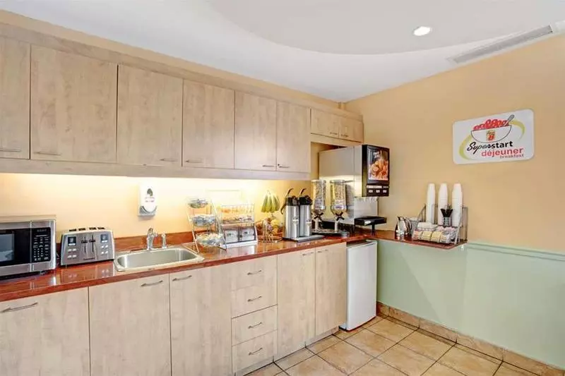 酒店 Super 8 Montreal QC