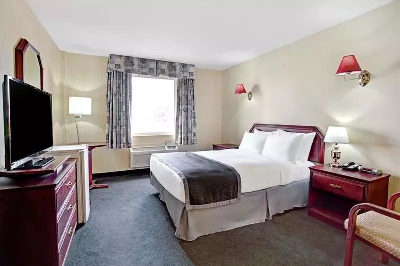 酒店 Super 8 Montreal QC