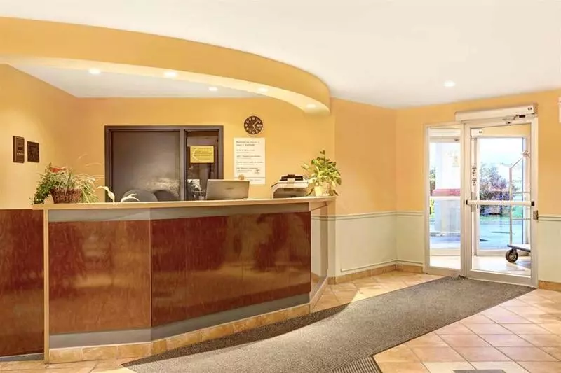 酒店 Super 8 Montreal QC