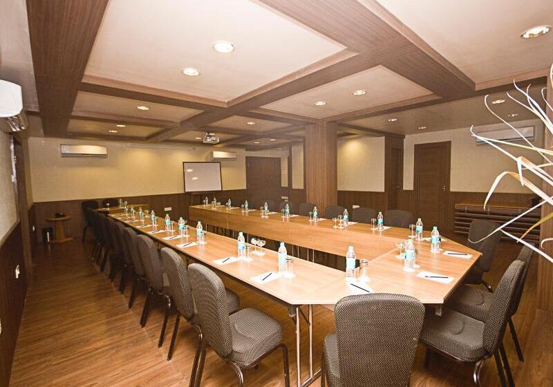 Sandalwood Hotel & Suites