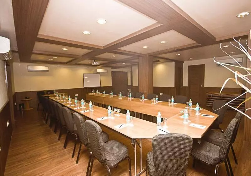 Sandalwood Hotel & Suites