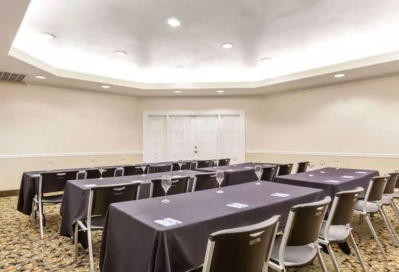 فندق Baymont By Wyndham Galveston