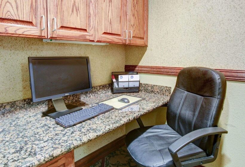 ホテル Comfort Suites University Drive