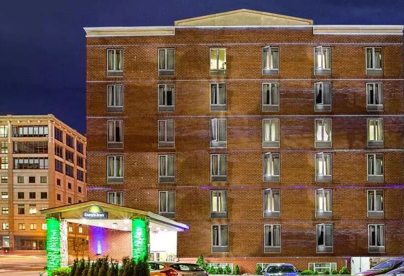 בית מלון כפרי Days Inn By Wyndham Long Island City