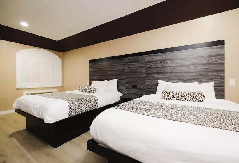 בית מלון כפרי Sapphire Inn & Suites