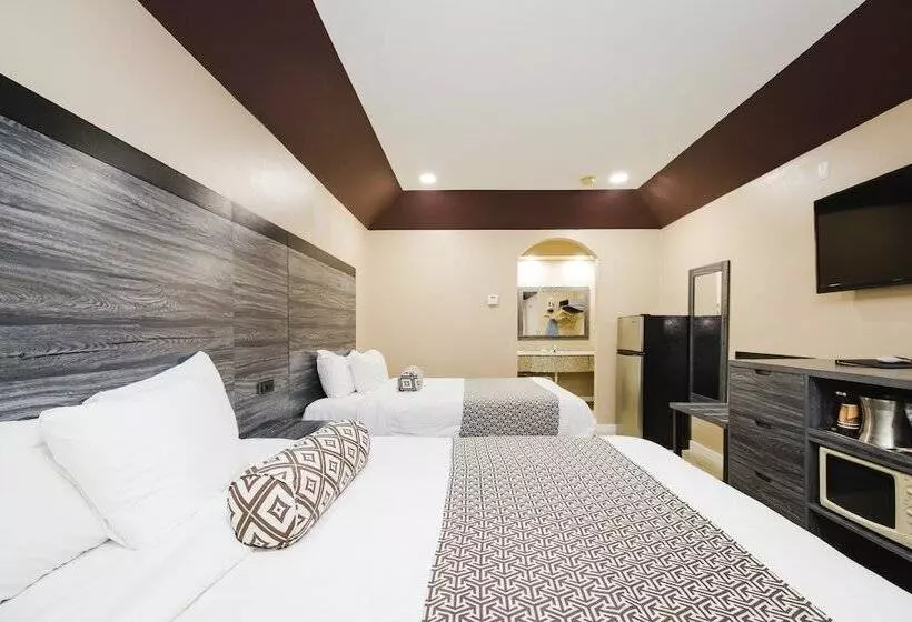 בית מלון כפרי Sapphire Inn & Suites