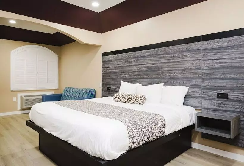 בית מלון כפרי Sapphire Inn & Suites