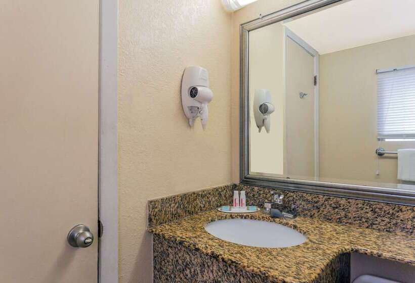 בית מלון כפרי Travelodge By Wyndham Virginia Beach