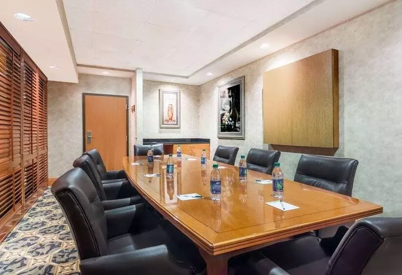 Hotel Wingate By Wyndham Lagrange