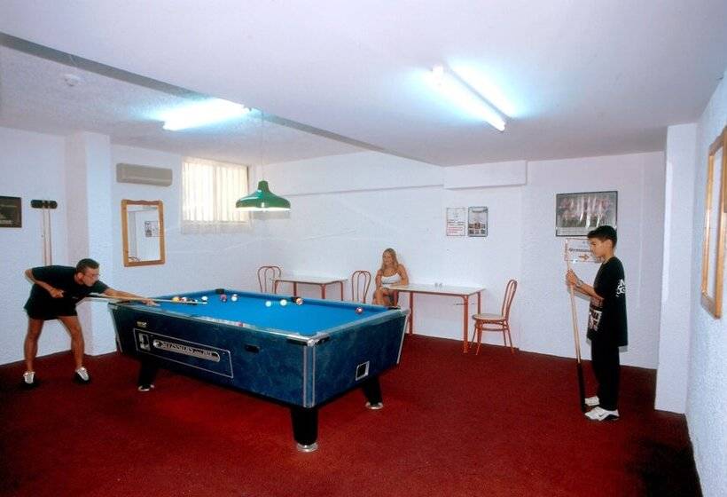 Poseidon Hotel And Apartments