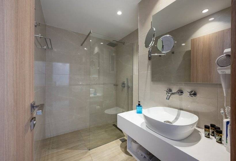 Poseidon Hotel And Apartments