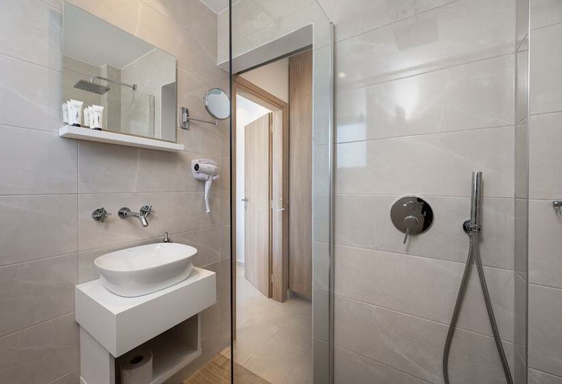 Poseidon Hotel And Apartments