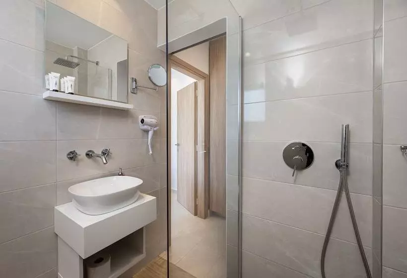 Poseidon Hotel And Apartments