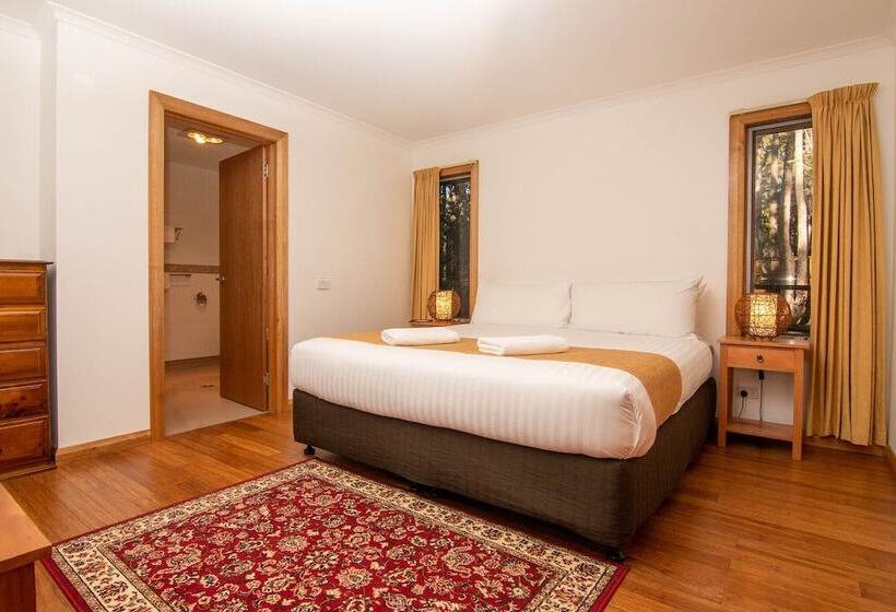 Отель Lake St Clair Lodge