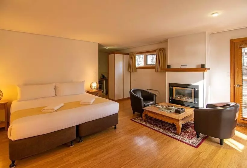 Отель Lake St Clair Lodge