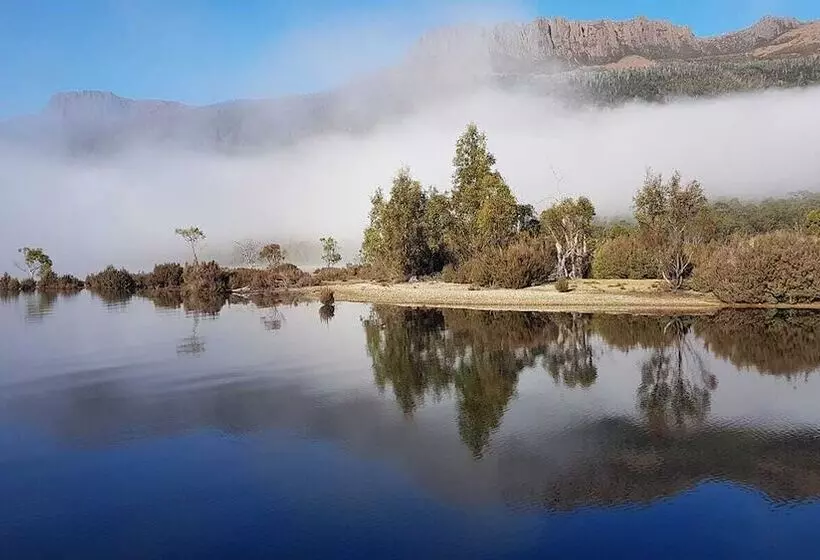 Отель Lake St Clair Lodge