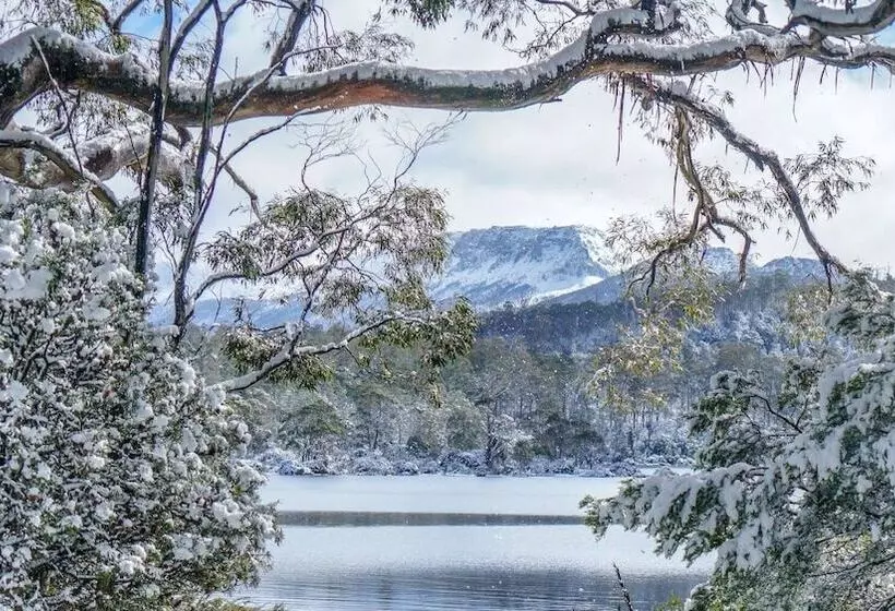Отель Lake St Clair Lodge