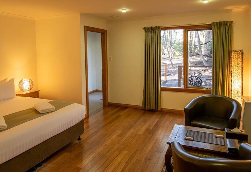 Отель Lake St Clair Lodge