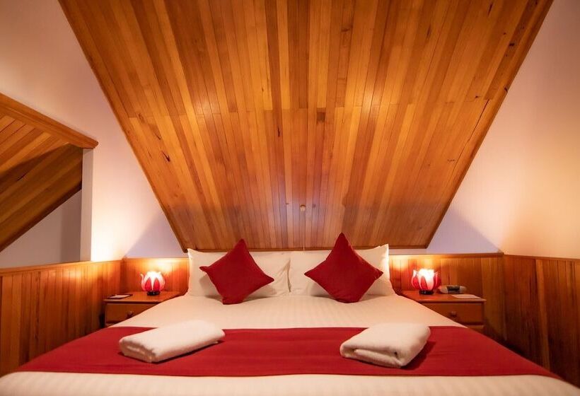 Отель Lake St Clair Lodge