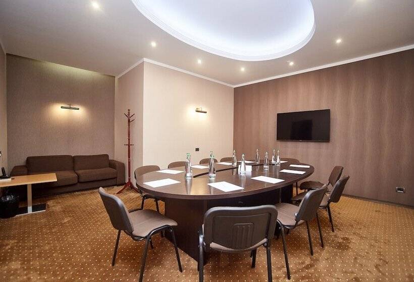 هتل Alexandrovskiy