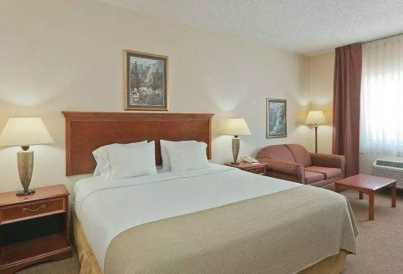 هتل Baymont By Wyndham Portage Indiana Dunes