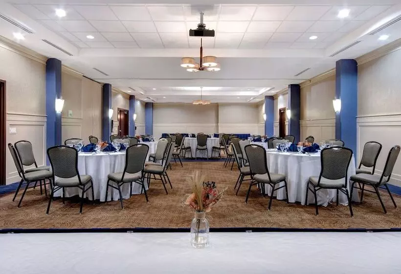 فندق Holiday Inn Detroit Metro Airport, An Ihg