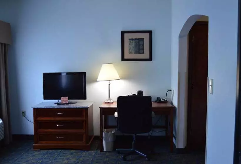 هتل Comfort Inn & Suites