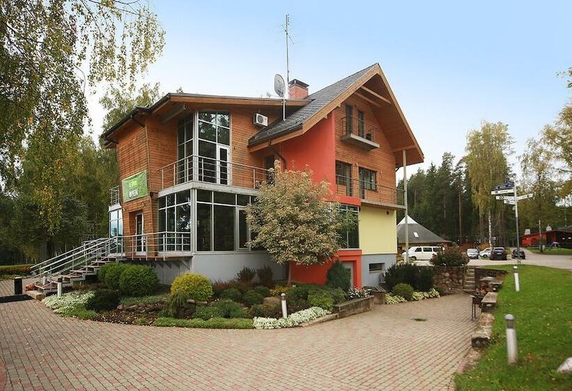 هتل Golfa Klubs Reinis