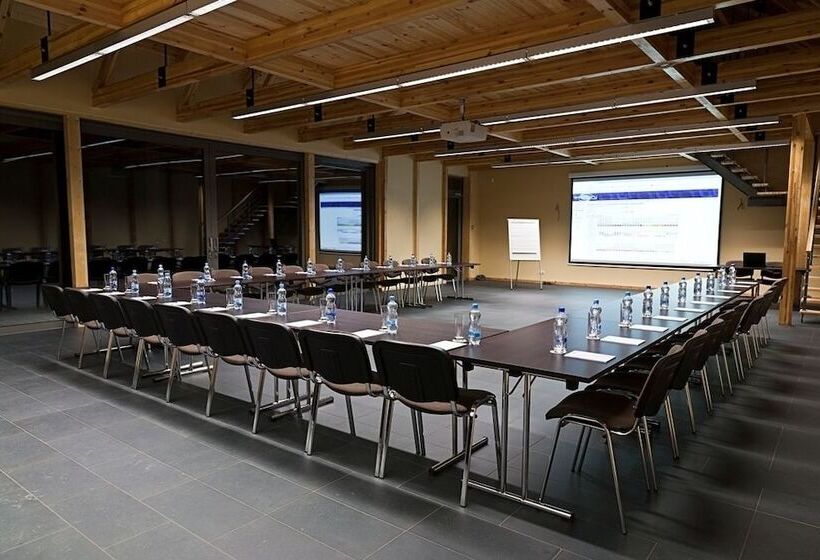 هتل Golfa Klubs Reinis