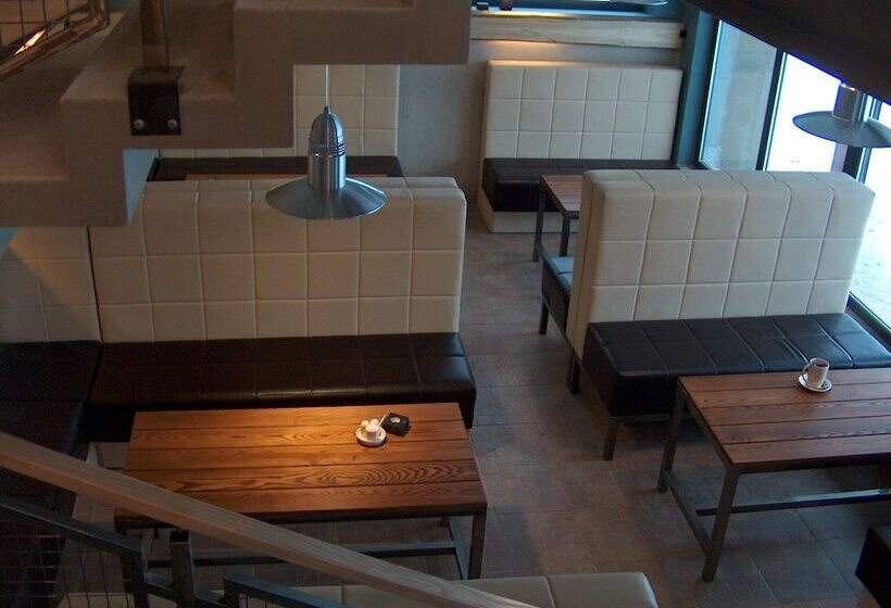 هتل Golfa Klubs Reinis