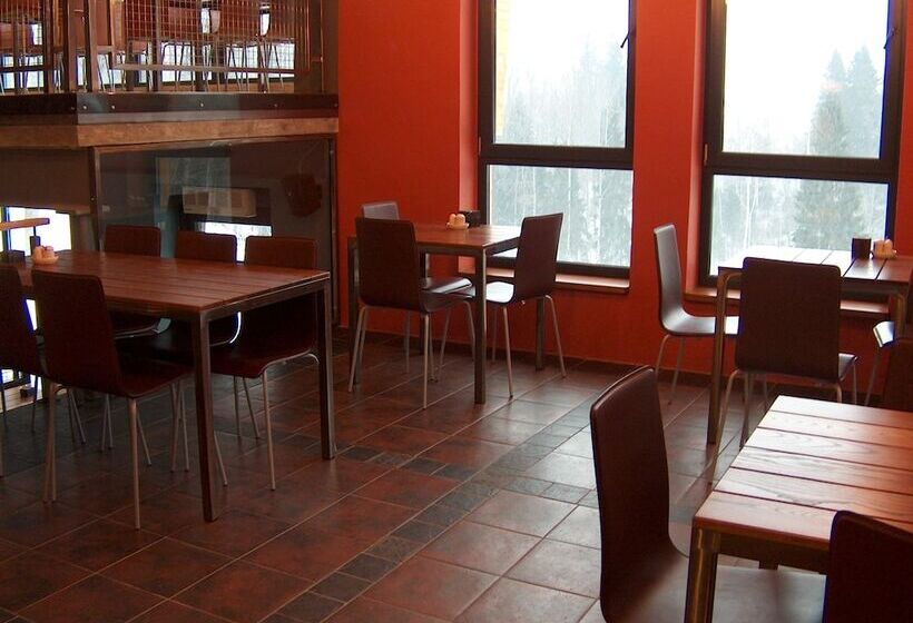 هتل Golfa Klubs Reinis