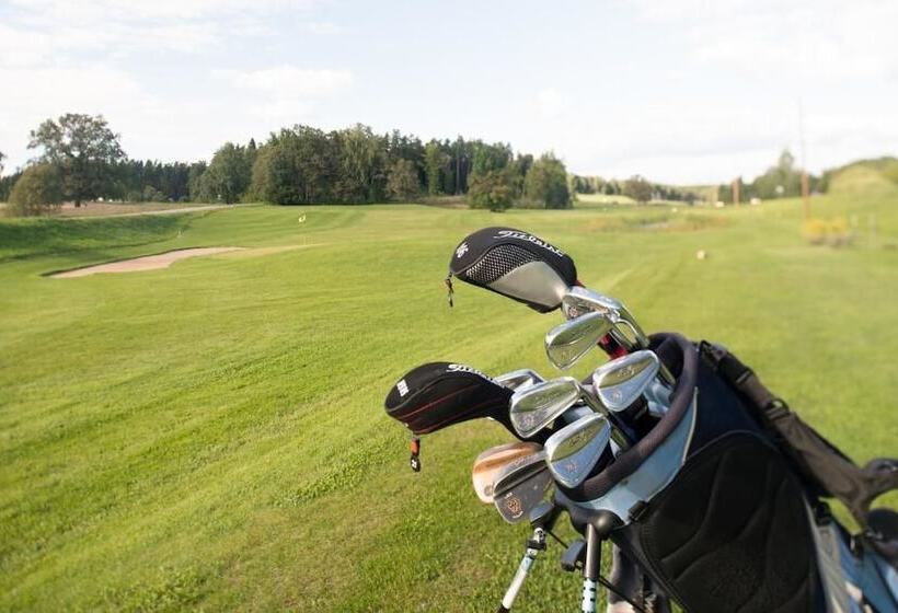 هتل Golfa Klubs Reinis