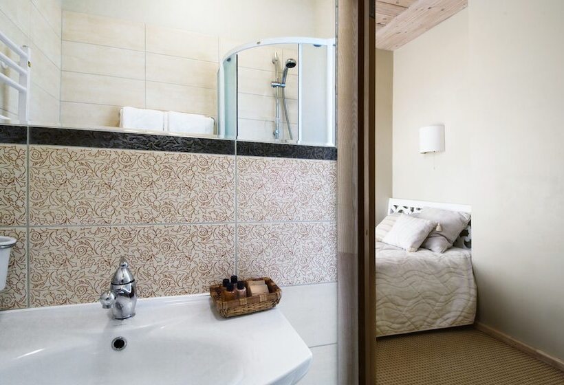 هتل Golfa Klubs Reinis