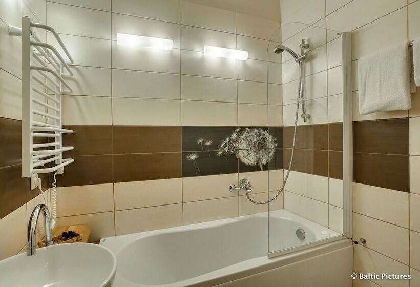 هتل Golfa Klubs Reinis