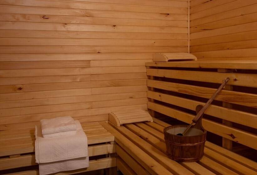 هتل Golfa Klubs Reinis