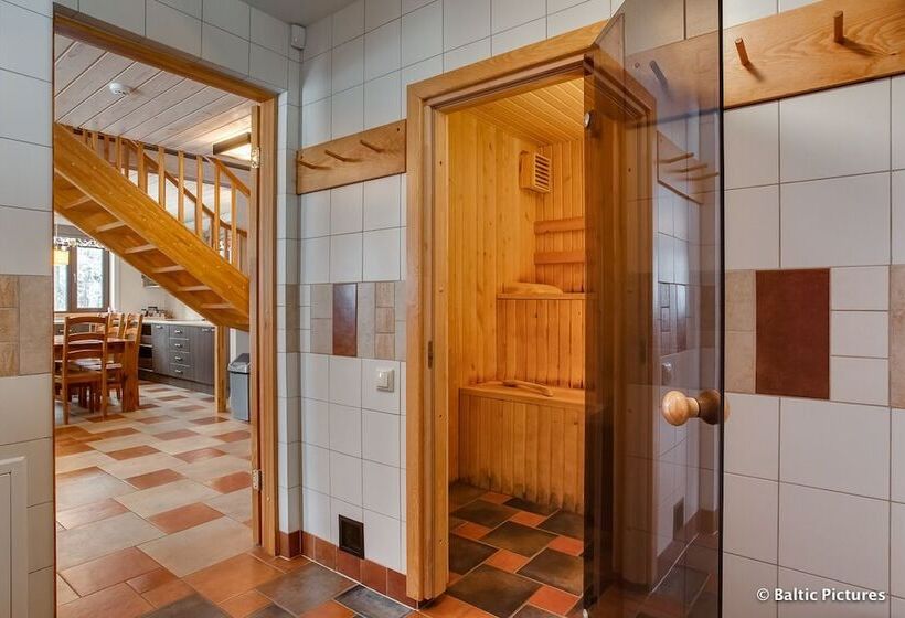 هتل Golfa Klubs Reinis