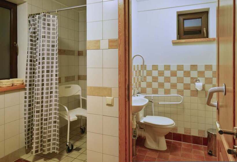 هتل Golfa Klubs Reinis