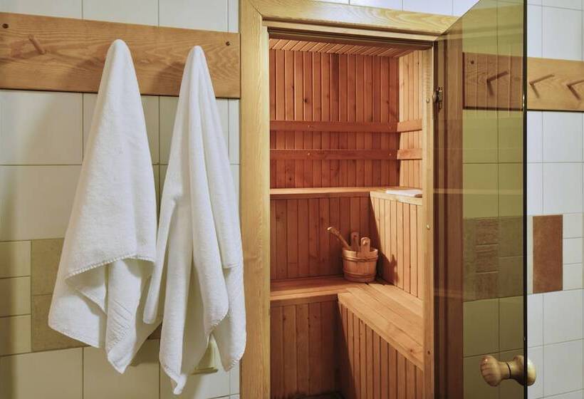 هتل Golfa Klubs Reinis