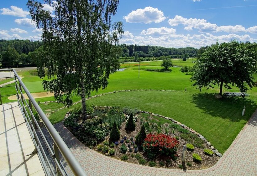 هتل Golfa Klubs Reinis