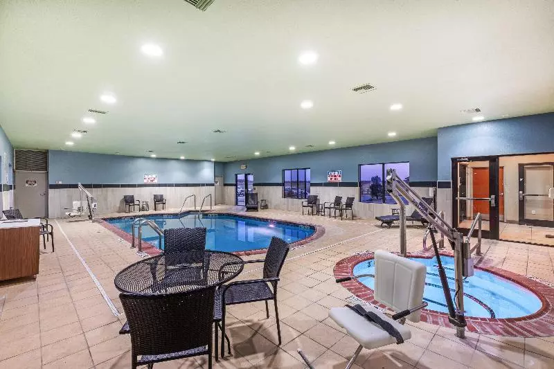 Отель Holiday Inn Express And Suites Pryor, An Ihg