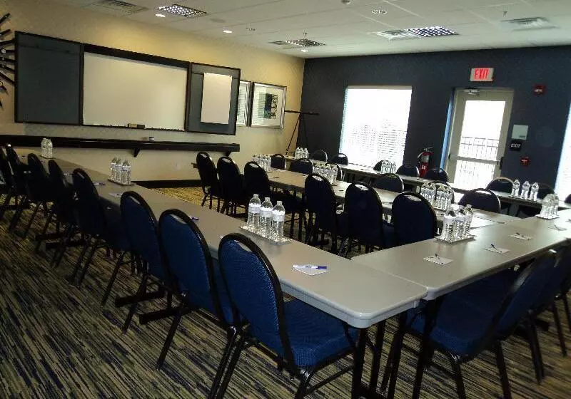 Отель Holiday Inn Express And Suites Dickson City, An Ihg