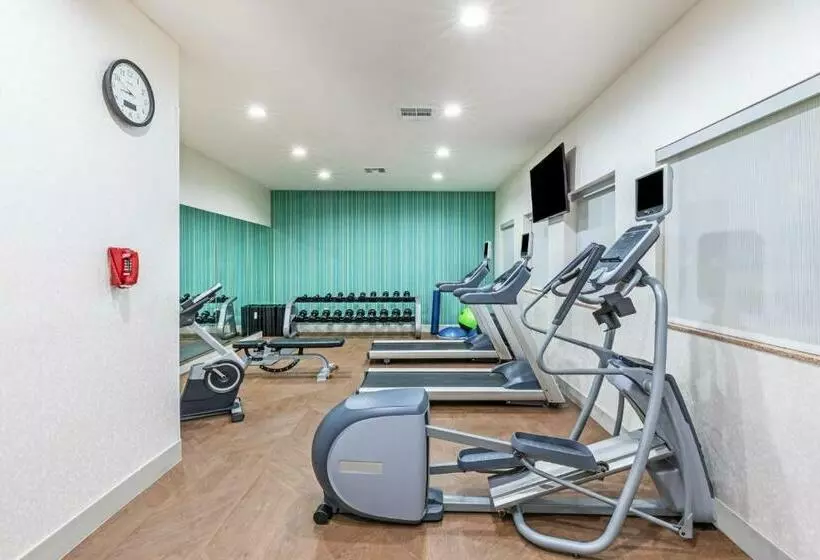 Отель Holiday Inn Express And Suites Pryor, An Ihg