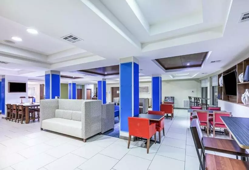 Отель Holiday Inn Express And Suites Pryor, An Ihg