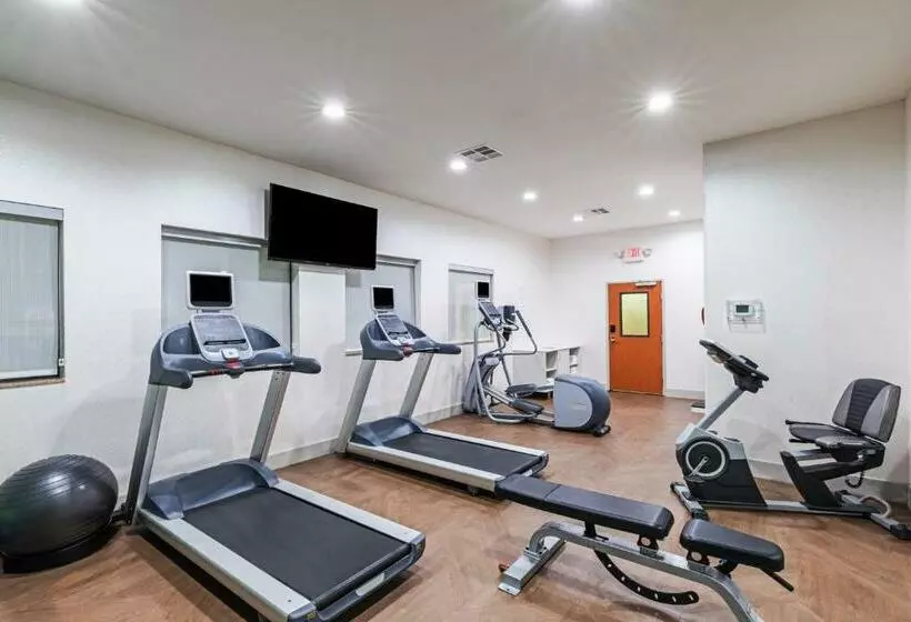 Отель Holiday Inn Express And Suites Pryor, An Ihg