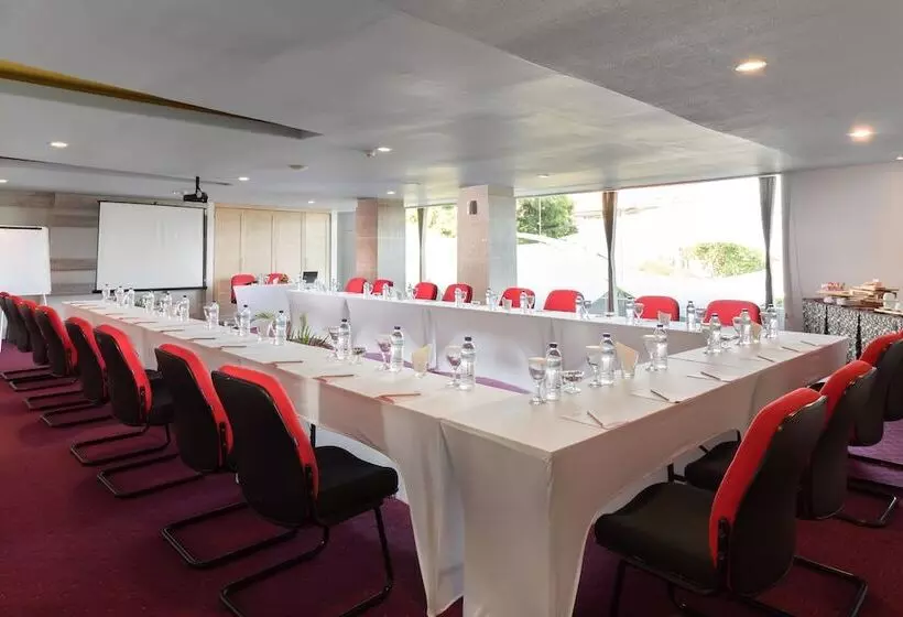 Bliss Surfer Hotel By Tritama Hospitality