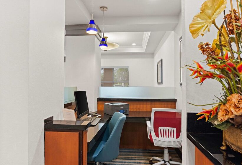 호텔 Comfort Suites Vero Beach I95